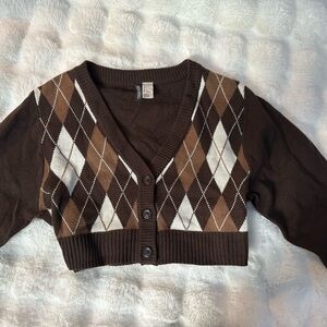 Brown and white argyle cardigan 
#argyle 
#cardigan
#sweater
#cropped
#trendy